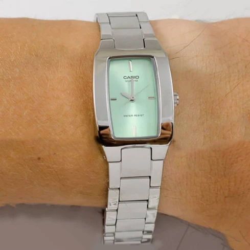 Дамски ръчен часовник с кварцов механизъм - корпус от Стомана - Стоманена верижка - цвят Зелен Сив