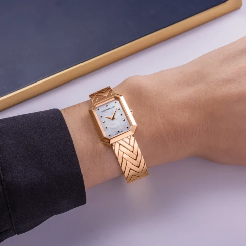 Дамски ръчен часовник с кварцов механизъм - корпус от Стомана - Стоманена верижка - цвят Седеф Злато