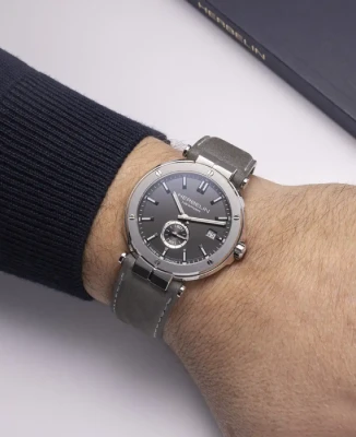 Унисекс ръчен часовник с кварцов механизъм - корпус от Стомана - Естествена кожа - цвят Сив