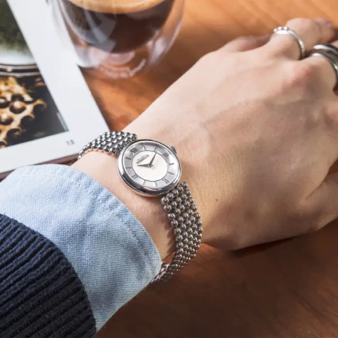 Дамски ръчен часовник с кварцов механизъм - корпус от Стомана - Стоманена верижка - цвят Сребрист Сив