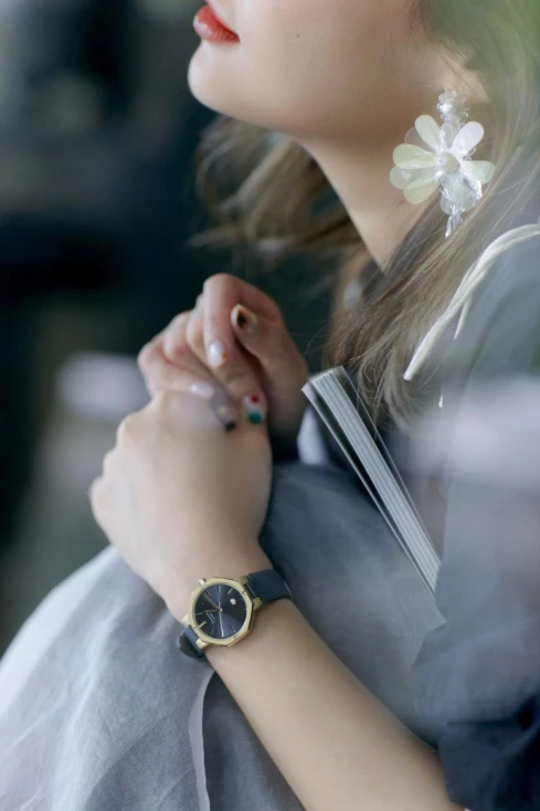 Дамски ръчен часовник с кварцов механизъм - корпус от Стомана - Естествена кожа - цвят Син Син